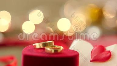 金色结婚戒指和bokeh灯